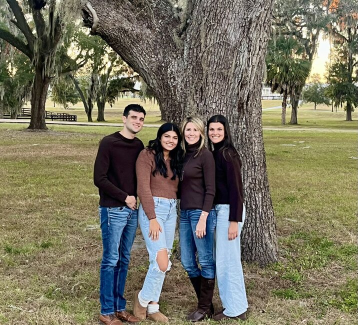 Photo of Dr. Reddy and her 3 children; Jordan, Payton & Karsyn